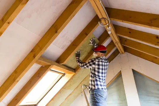 dachboden-dachgeschoss-ausbauen-holz-handwerker-02 Mann auf Dachboden